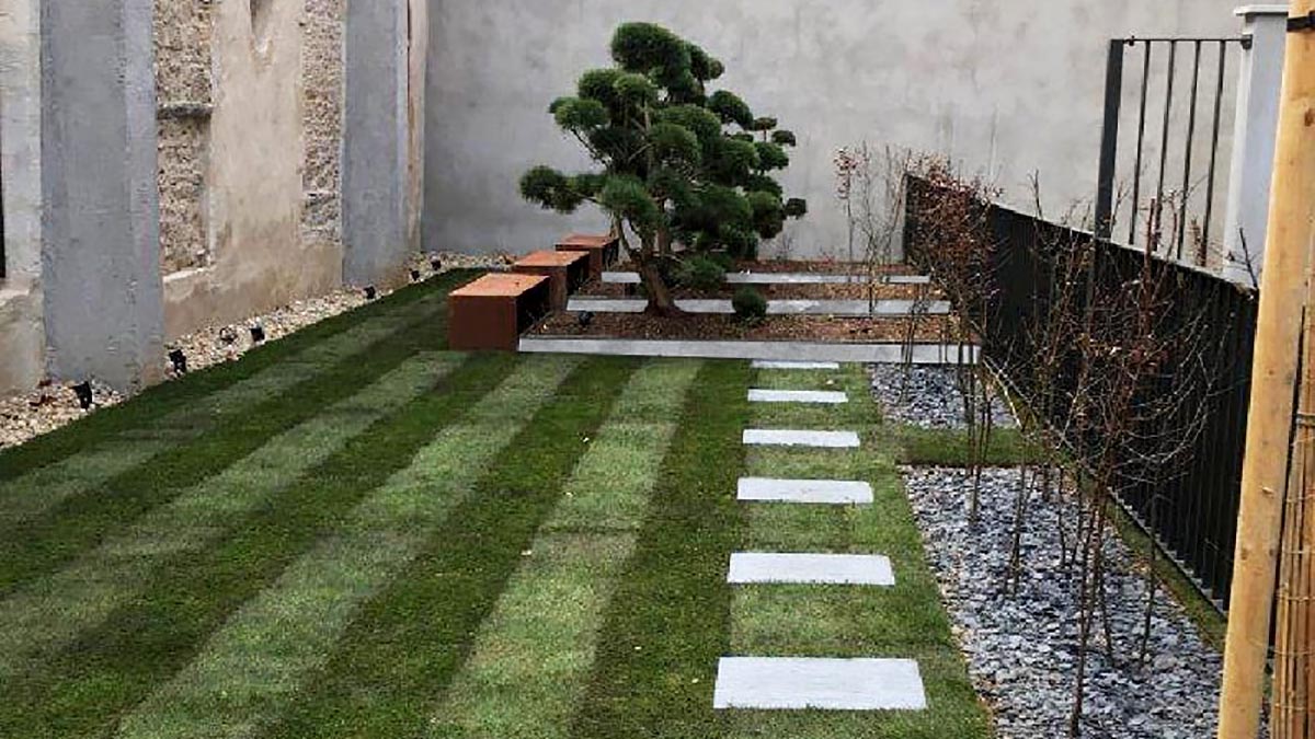 bordure de jardin en acier galvanisé brut dans un jardin moderne