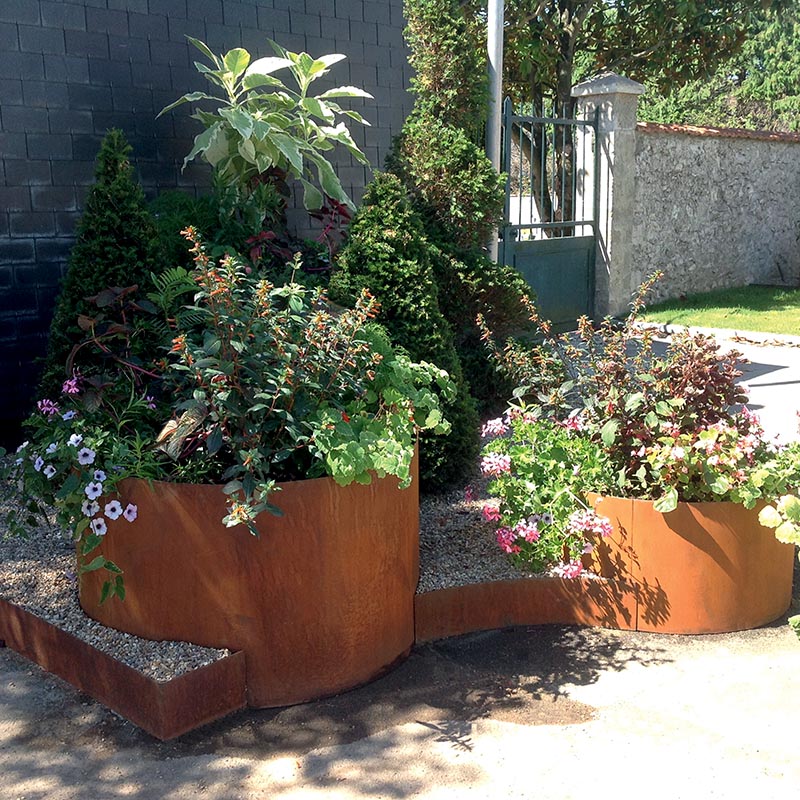 Assemblage de plusieurs bacs de jardin en acier corten couleur rouille