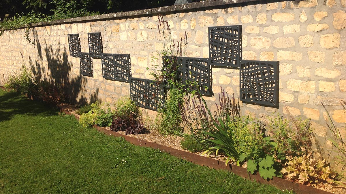 ensemble de treillage A-LINÉA avec des bordures en acier corten