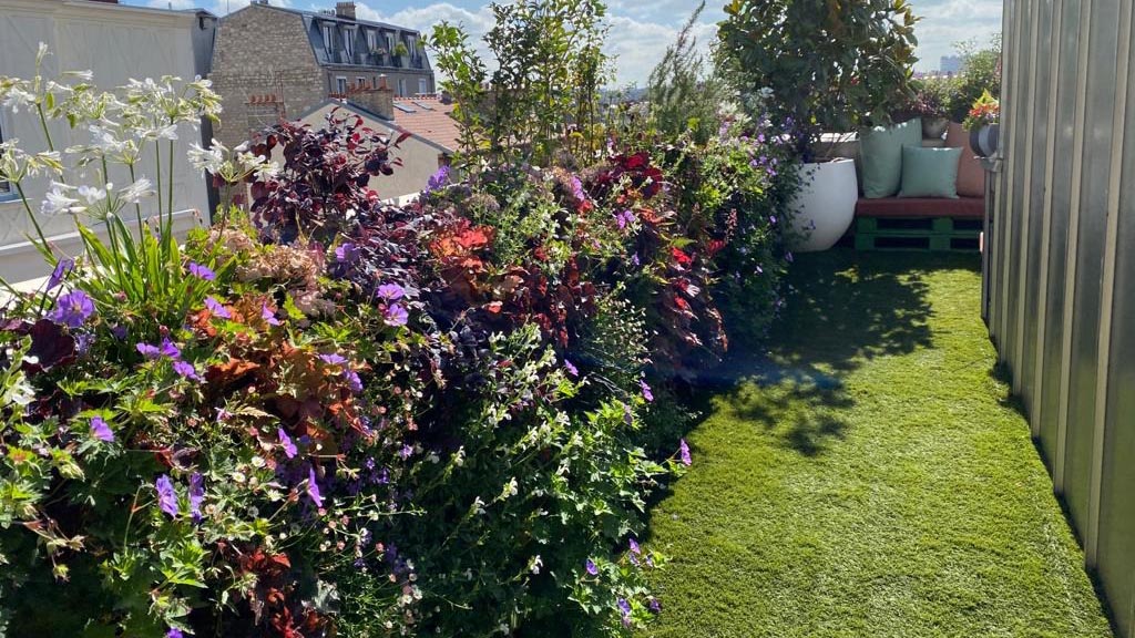 Aménagement paysager d'un balcon par Terrasse et Jardin de Paris 