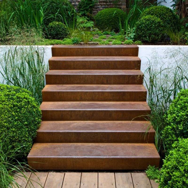 escalier extérieur 7 marches en acier corten dans un jardin