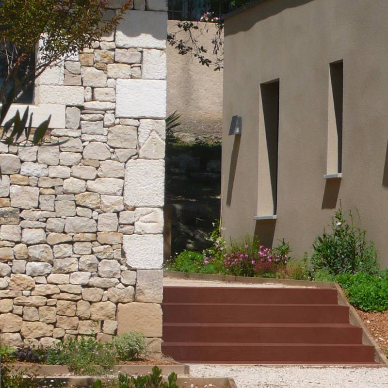 escalier extérieur acier corten 4 marches dans un jardin